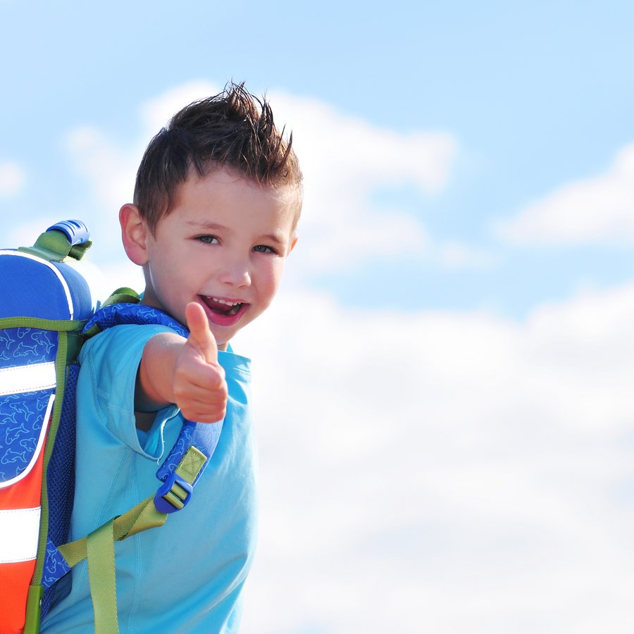 Bild: Natallia Vintsik - stock.adobe.com Schulkind mit Schulrucksack streckt den Arm mit ausgestrecktem Daumen zur Kamera, Bild: Natallia Vintsik - stock.adobe.com